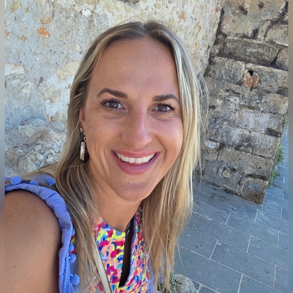 Meet your Posher, Jennifer - Picture 1 of 1